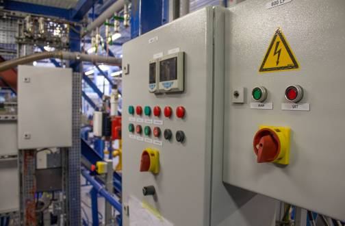 Schakelkast met bedieningspaneel in een industriële installatie