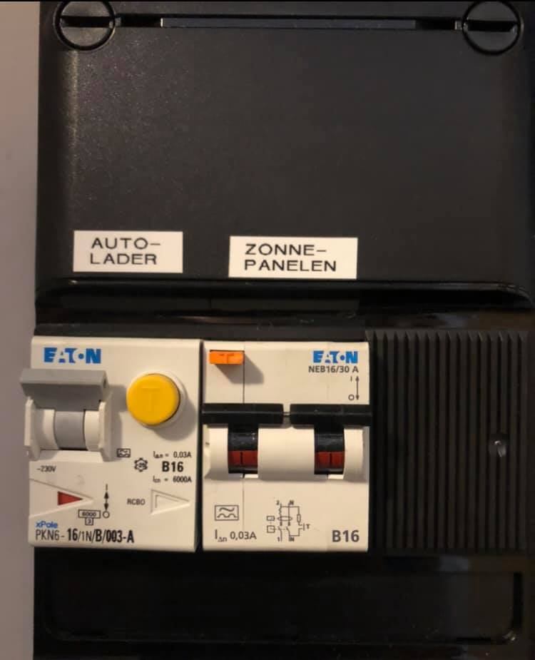 Groepenkast met aparte groepen voor de autolader en zonnepanelen