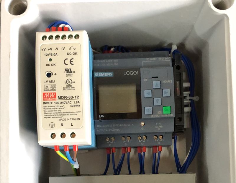 Besturingskast met een Siemens LOGO!-module en voeding