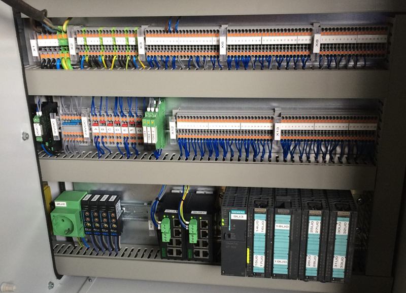 Besturingspaneel met rijen klemmen en PLC-modules