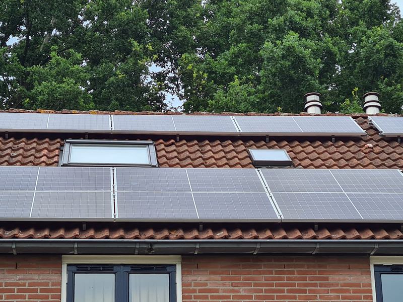 Zonnepanelen op een pannendak