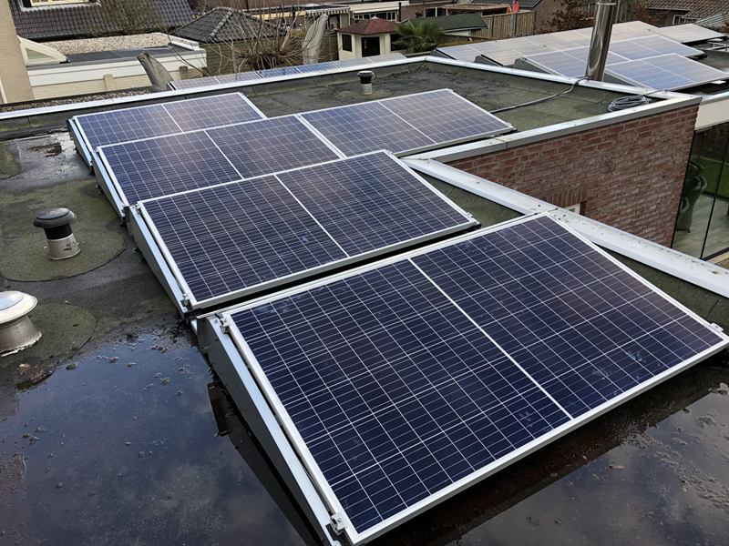 Rijen zonnepanelen op een plat dak