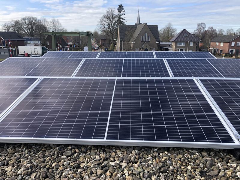 Zonnepanelen op een plat dak met grind