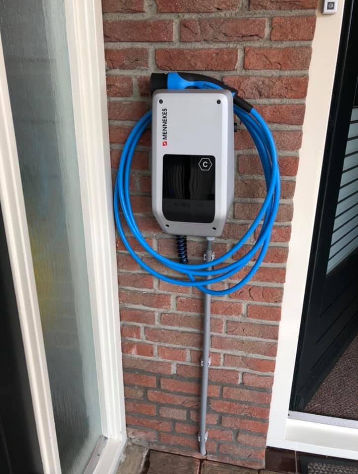 Autolader gemonteerd aan muur